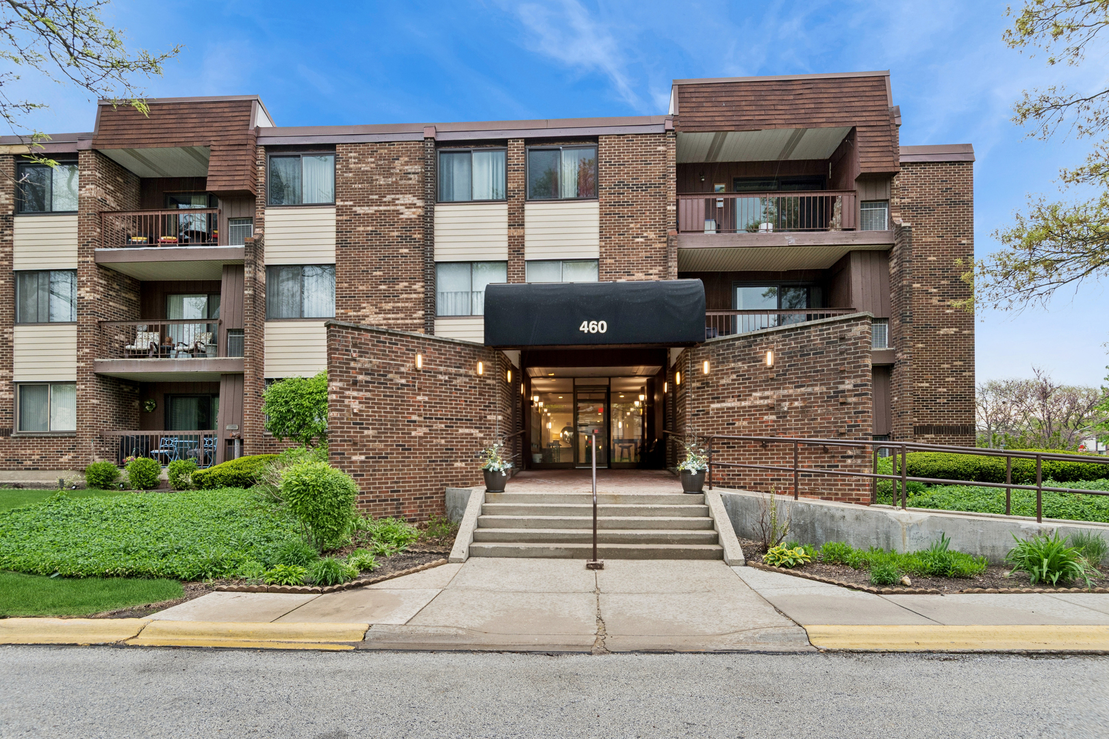 Homes for sale in Glen Ellyn, IL | 460 Raintree Ct #2N, Glen Ellyn, IL 60137 | MLS# 12654597