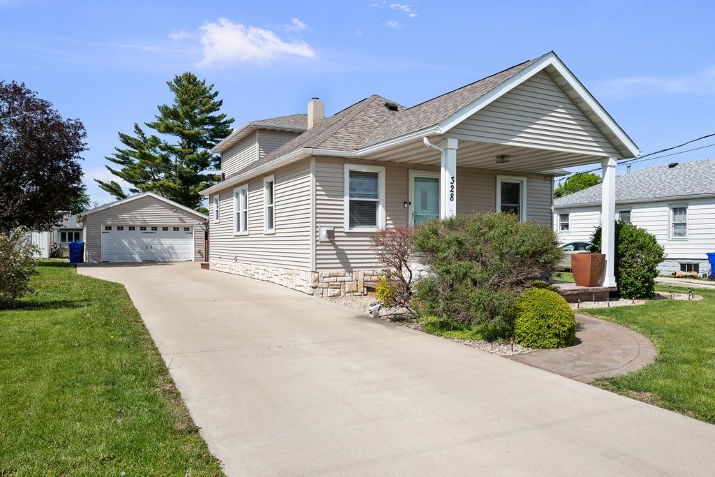 Homes for sale in Kewanee, IL | 328 E South St, Kewanee, IL 61443 | MLS# 12654846