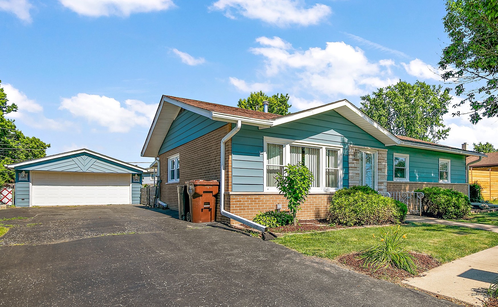 Homes for sale in Oak Forest, IL | 16045 Debra Dr, Oak Forest, IL 60452 | MLS# 12655226