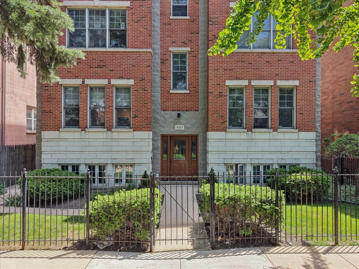 Homes for sale in Chicago, IL | 4315 N Richmond St #1N, Chicago, IL 60618 | MLS# 12655328