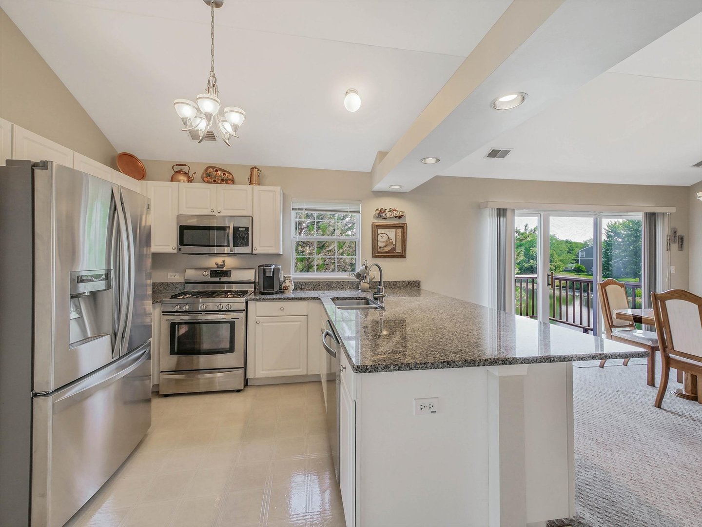 4th image of 7323 Grandview Ct, Carpentersville, IL 60110
