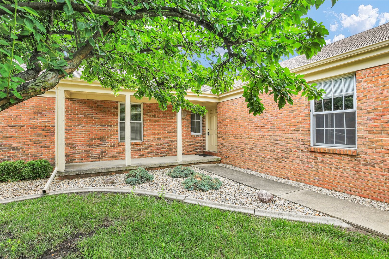 Homes for sale in Champaign, IL | 1501 Broadmoor Dr #B, Champaign, IL 61821 | MLS# 12659160