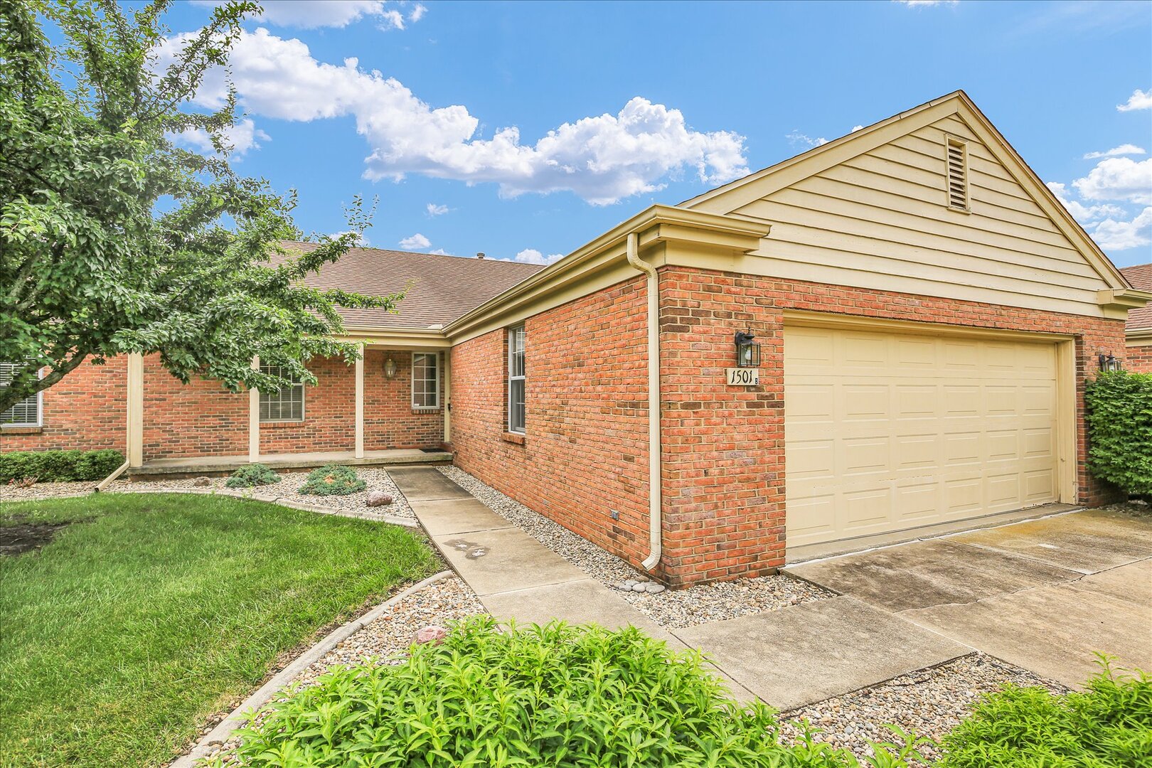 Homes for sale in Champaign, IL | 1501 Broadmoor Dr #B, Champaign, IL 61821 | MLS# 12659160