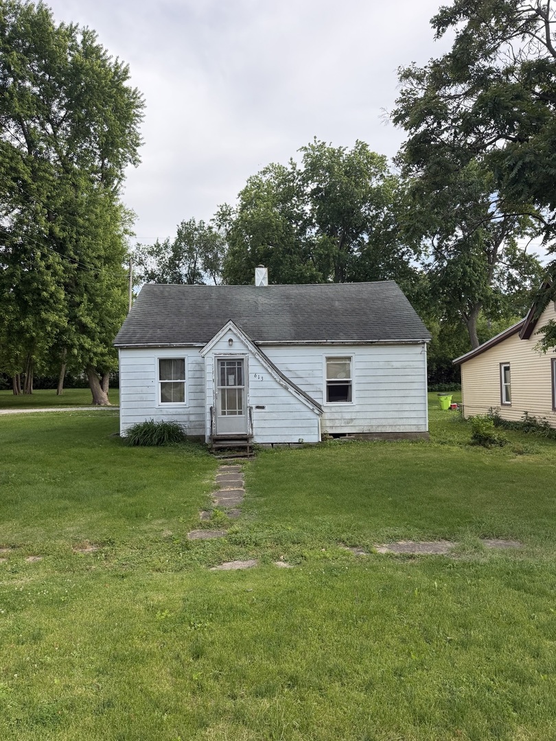 Homes for sale in Fairbury, IL | 613 E Locust St, Fairbury, IL 61739 | MLS# 12659993