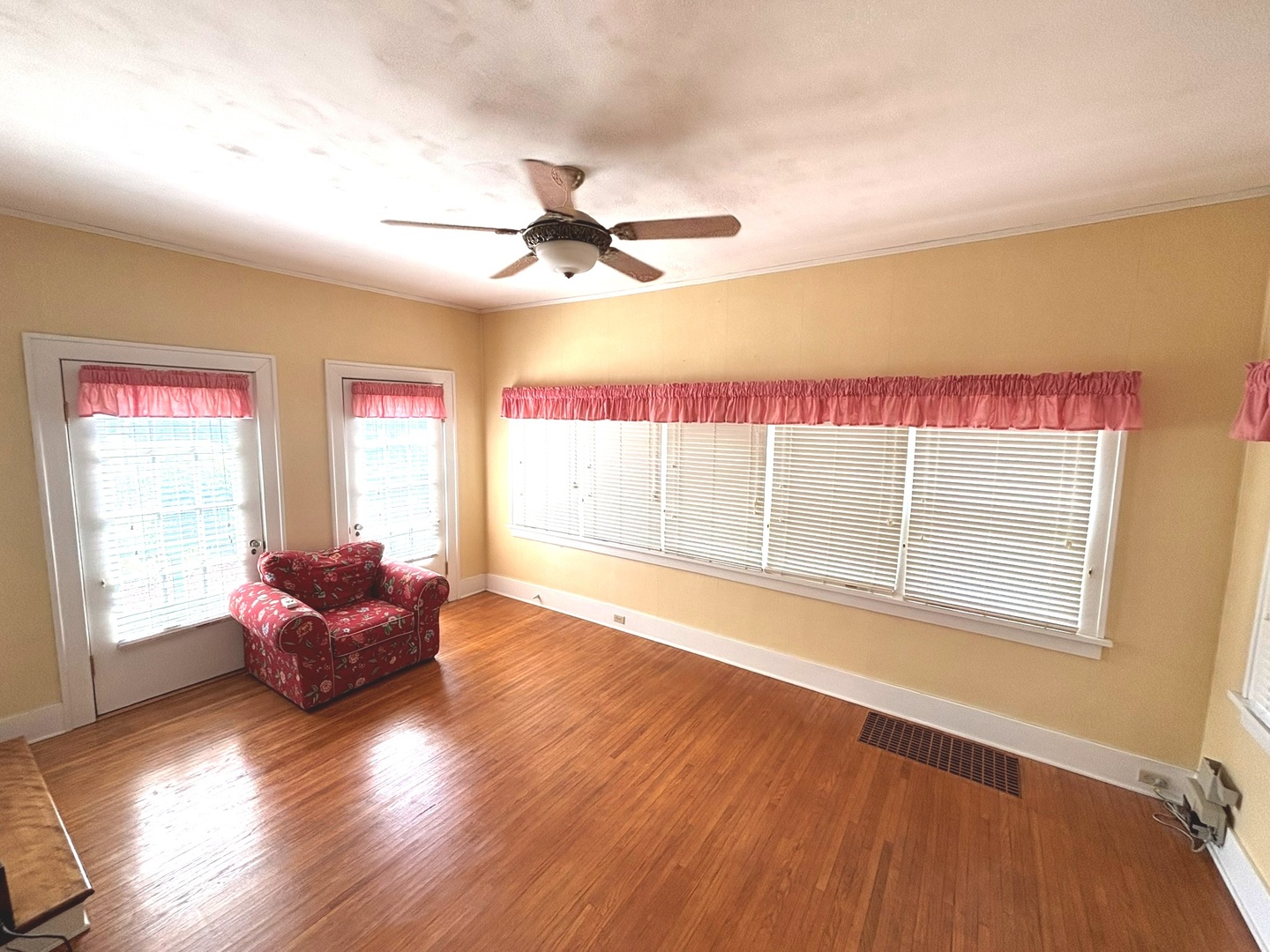 Homes for sale in Salem, IL | 915 N Broadway Ave, Salem, IL 62881 | MLS# 12660000