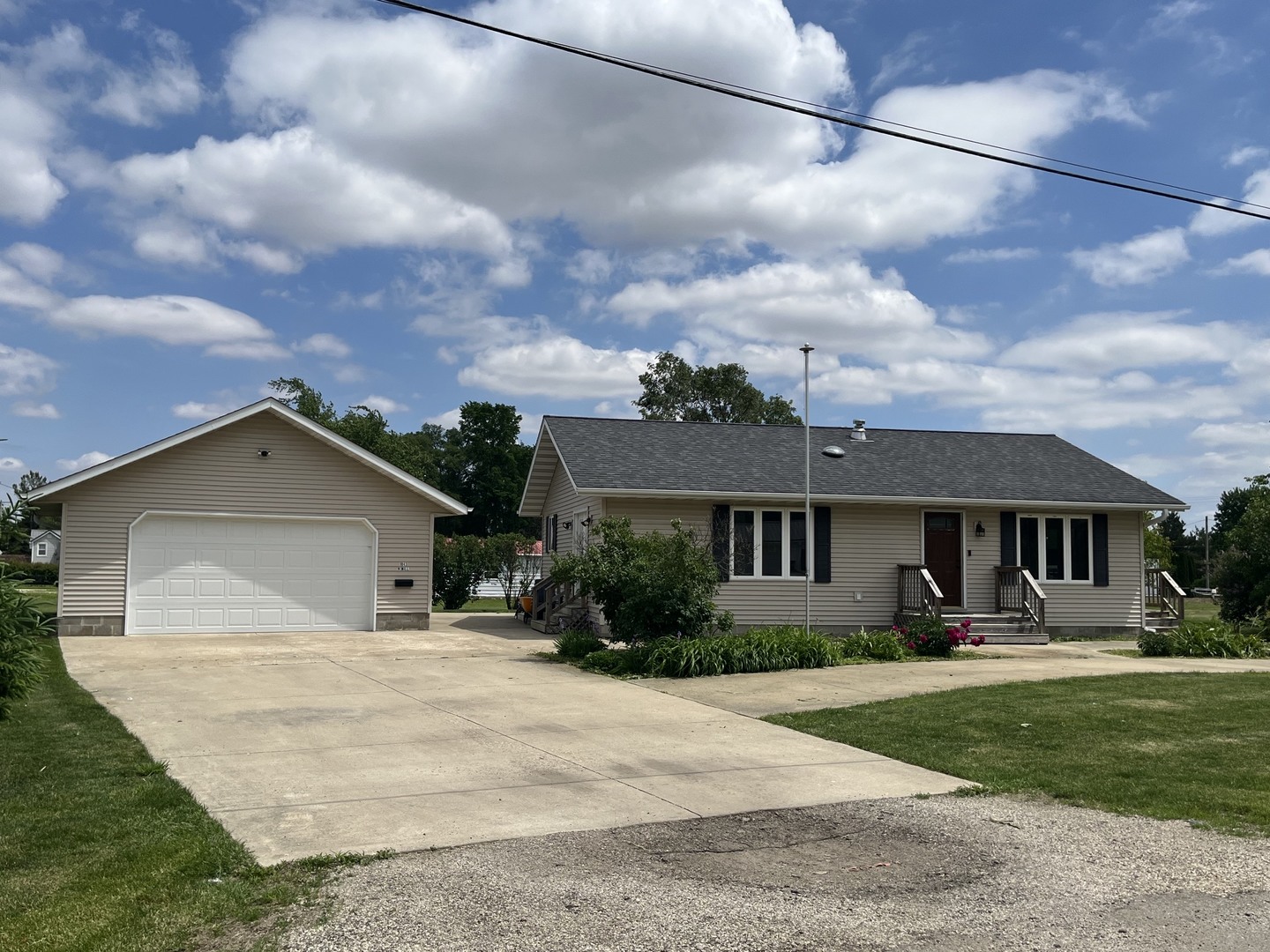Homes for sale in Kewanee, IL | 1043 W Mill St, Kewanee, IL 61443 | MLS# 12660208