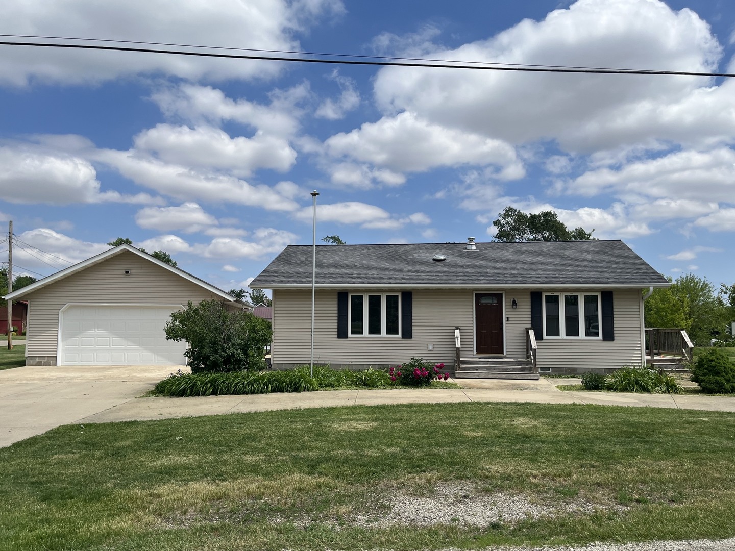 Homes for sale in Kewanee, IL | 1043 W Mill St, Kewanee, IL 61443 | MLS# 12660208