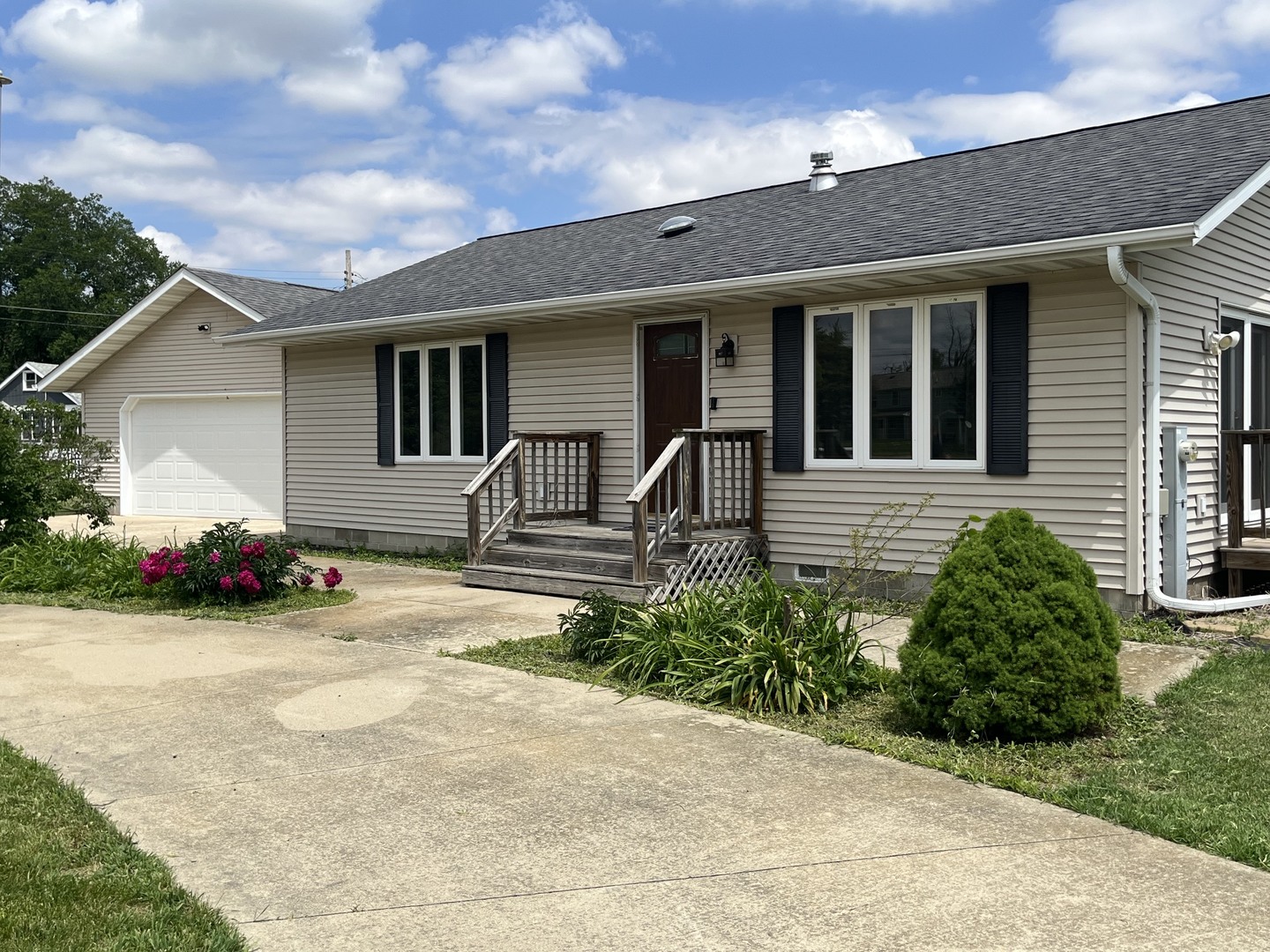 Homes for sale in Kewanee, IL | 1043 W Mill St, Kewanee, IL 61443 | MLS# 12660208