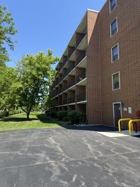 Homes for sale in Elmhurst, IL | 255 S West Ave #305, Elmhurst, IL 60126 | MLS# 12660865