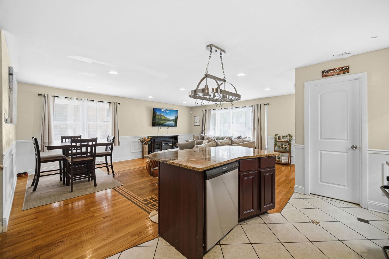 Homes for sale in Chicago, IL | 2605 W 83Rd Pl, Chicago, IL 60652 | MLS# 12660983