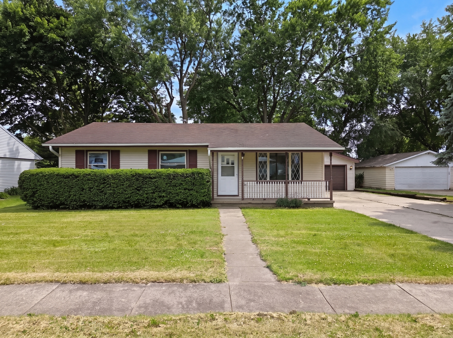 Homes for sale in Rochelle, IL | 400 Phyllis Ave Se, Rochelle, IL 61068 | MLS# 12661244