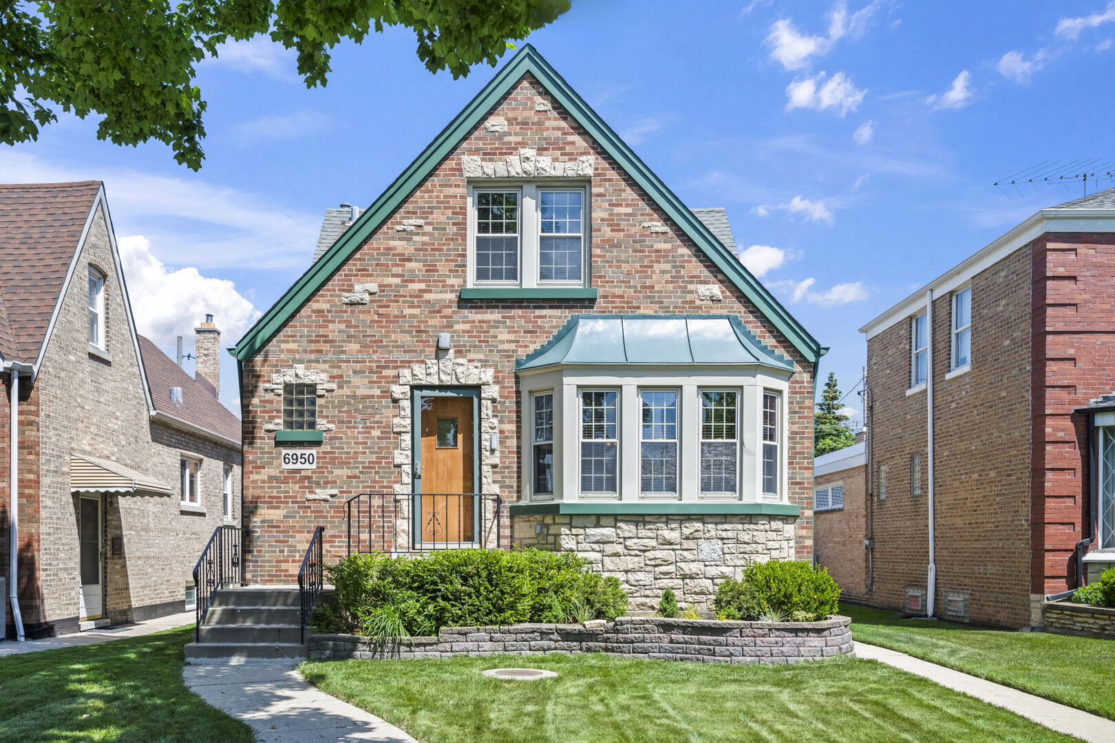 Homes for sale in Chicago, IL | 6950 W Barry Ave, Chicago, IL 60634 | MLS# 12662387