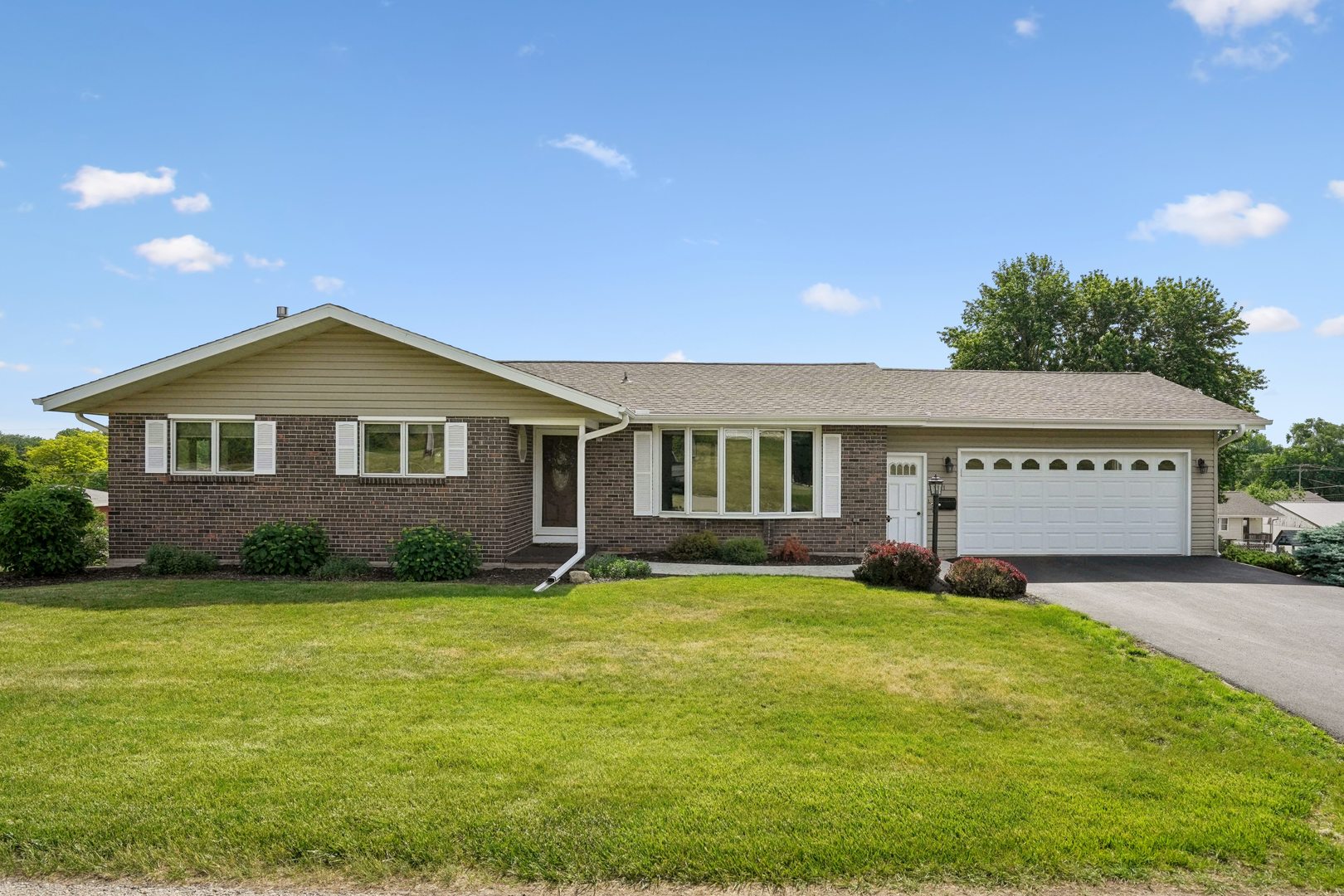 Homes for sale in Fulton, IL | 811 16th St, Fulton, IL 61252 | MLS# 12662789