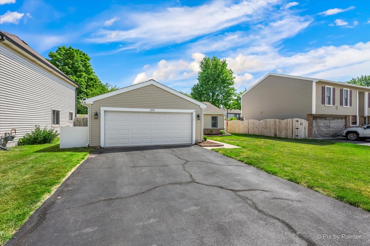 Homes for sale in Roselle, IL | 575 Rodenburg Rd, Roselle, IL 60172 | MLS# 12662870