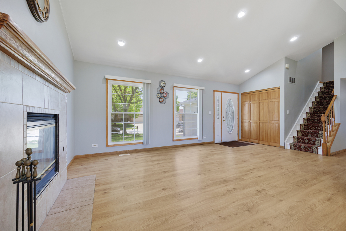 Homes for sale in Elk Grove Village, IL | 898 Debra Ln, Elk Grove Village, IL 60007 | MLS# 12663570