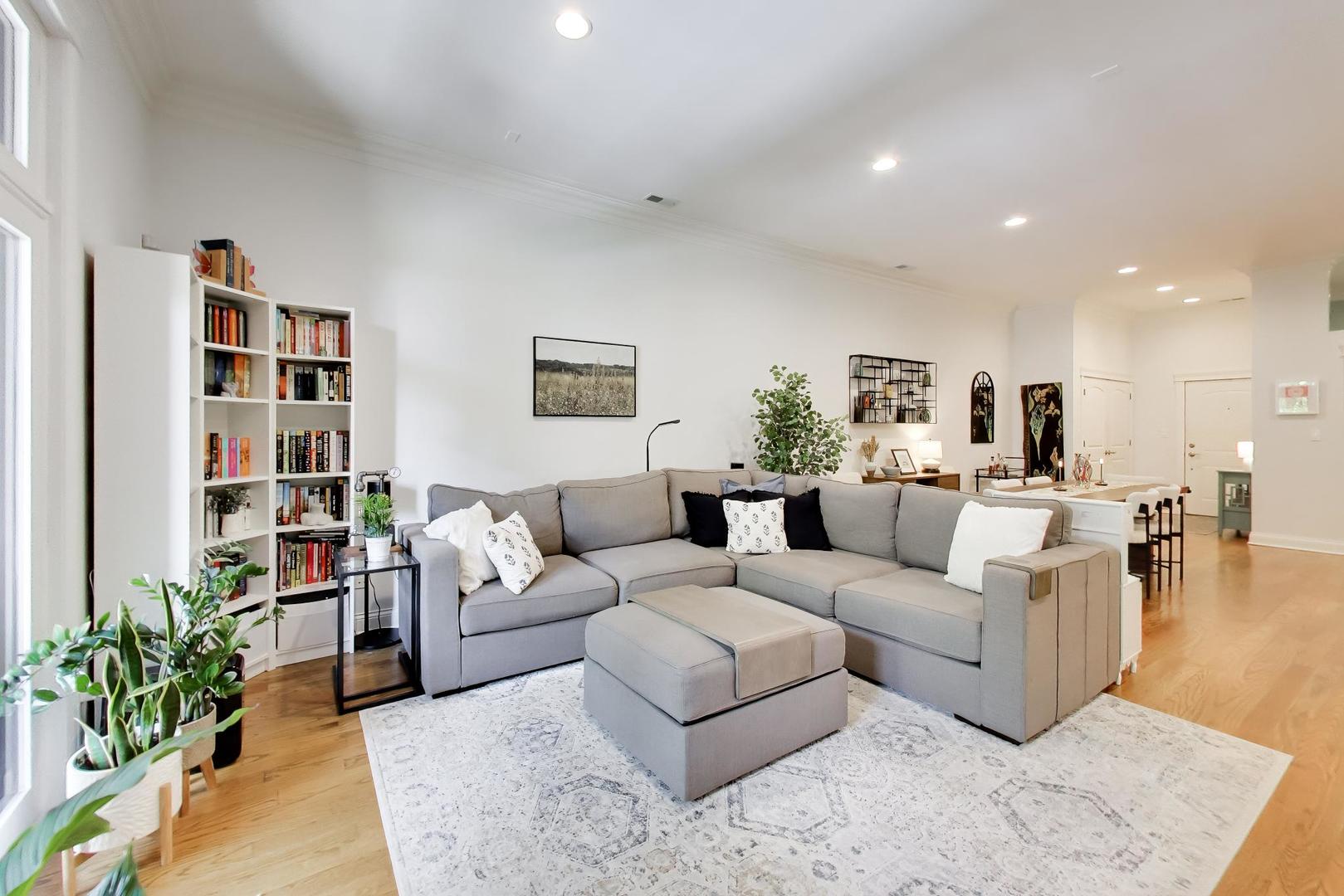 Homes for sale in Chicago, IL | 3811 N Lincoln Ave #2B, Chicago, IL 60613 | MLS# 12663640
