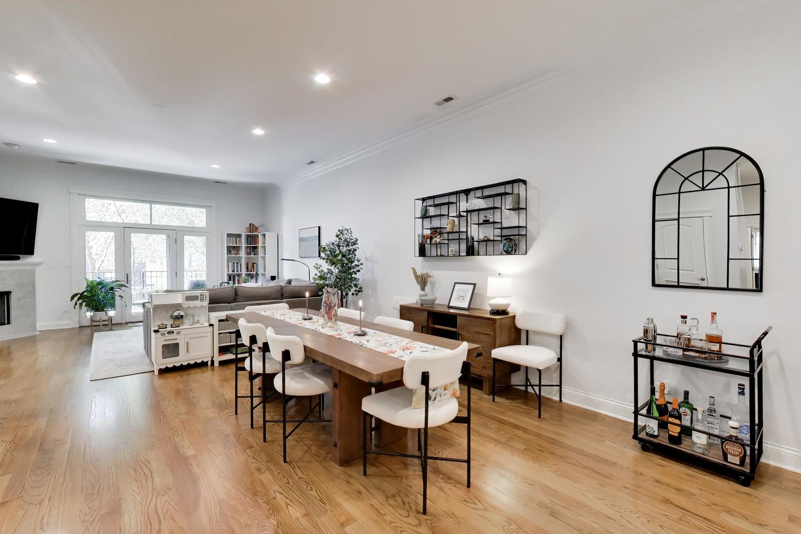 Homes for sale in Chicago, IL | 3811 N Lincoln Ave #2B, Chicago, IL 60613 | MLS# 12663640