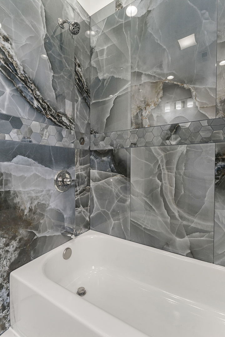 2nd image of 140 W 66th St, Chicago, IL 60621