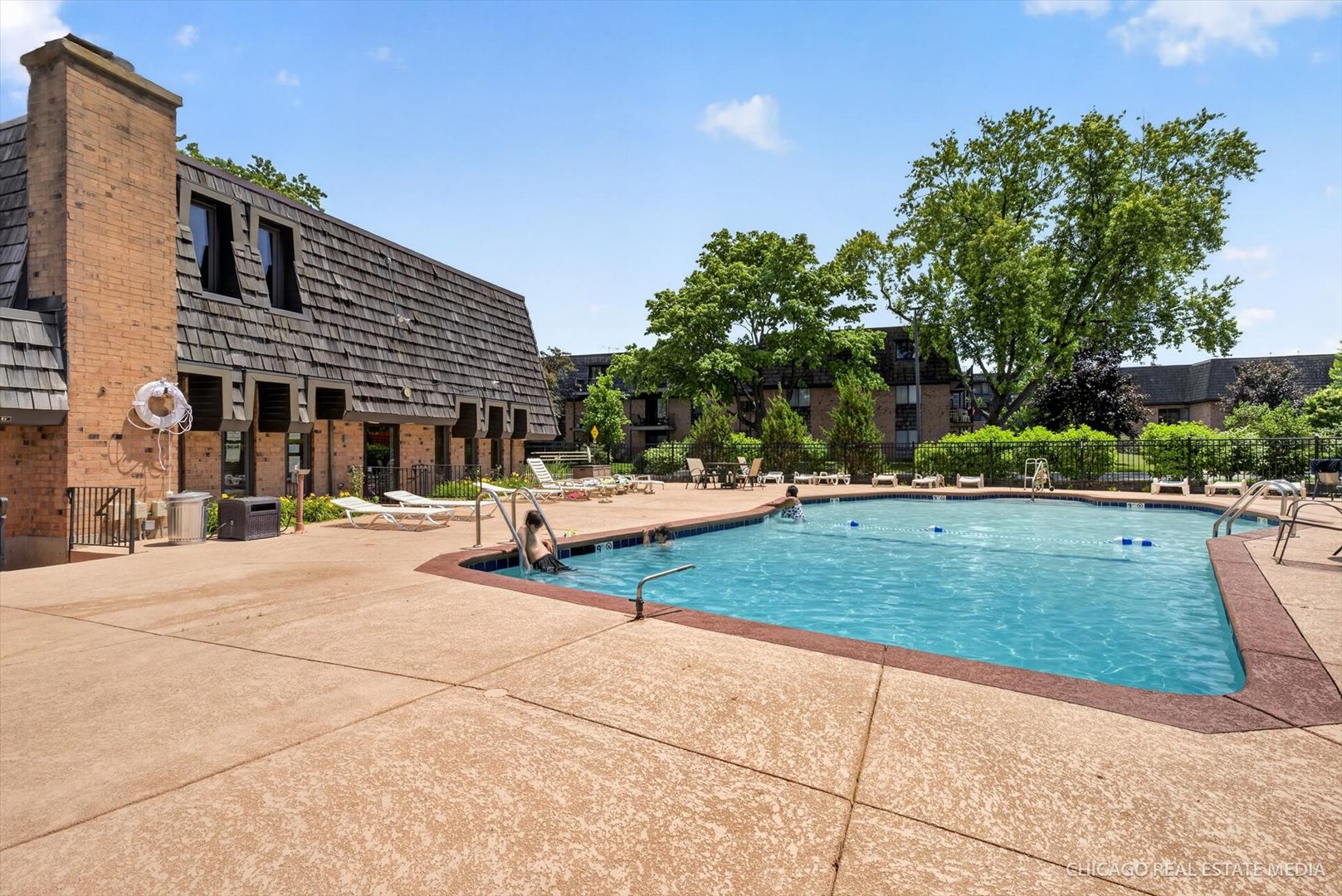Homes for sale in Buffalo Grove, IL | 4 Oak Creek Drive, Buffalo Grove, IL 60089 | Houzeo