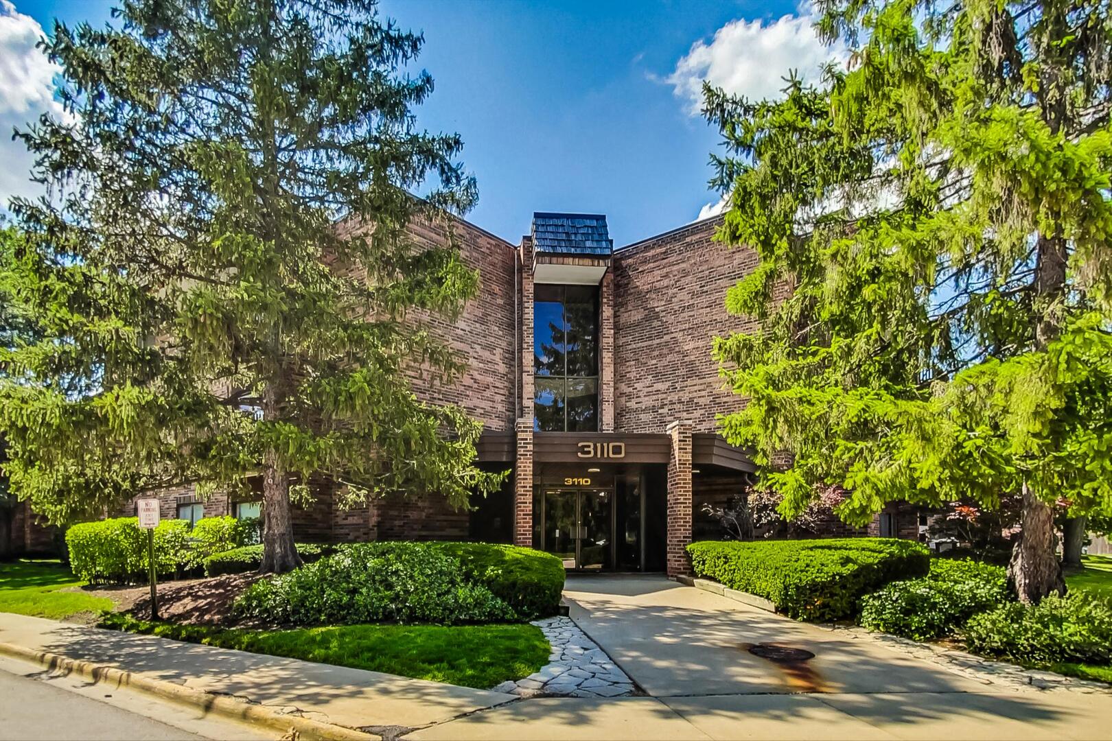 Homes for sale in Northbrook, IL | 3110 Pheasant Creek Dr #104, Northbrook, IL 60062 | MLS# 12664223