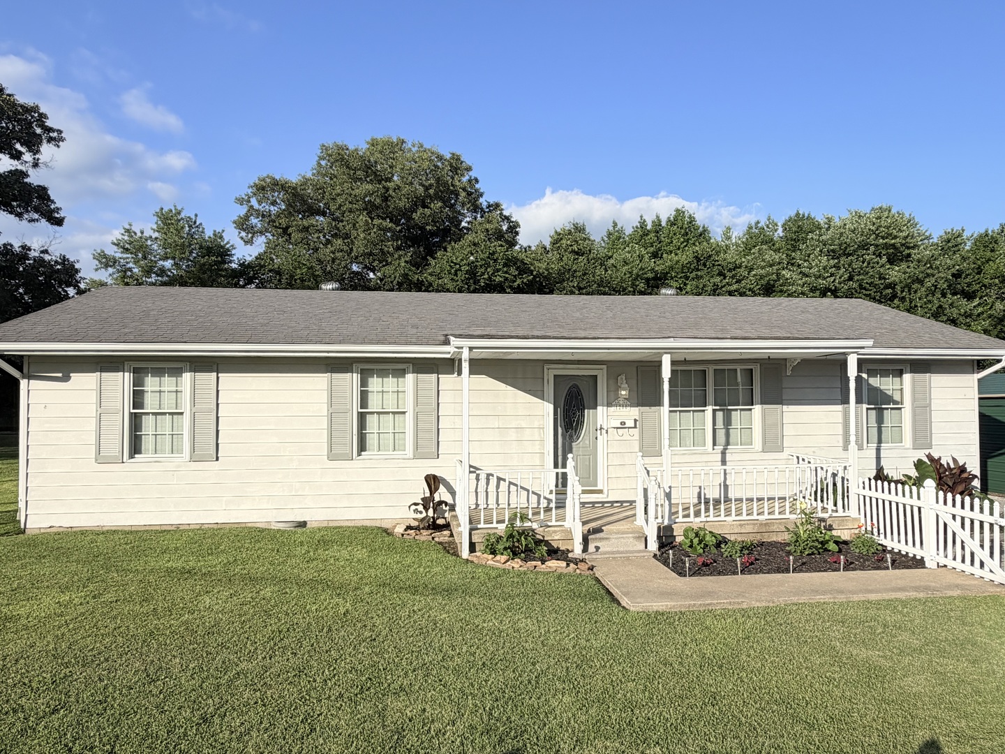Homes for sale in Eldorado, IL | 1200 Academy St, Eldorado, IL 62930 | MLS# 12664497