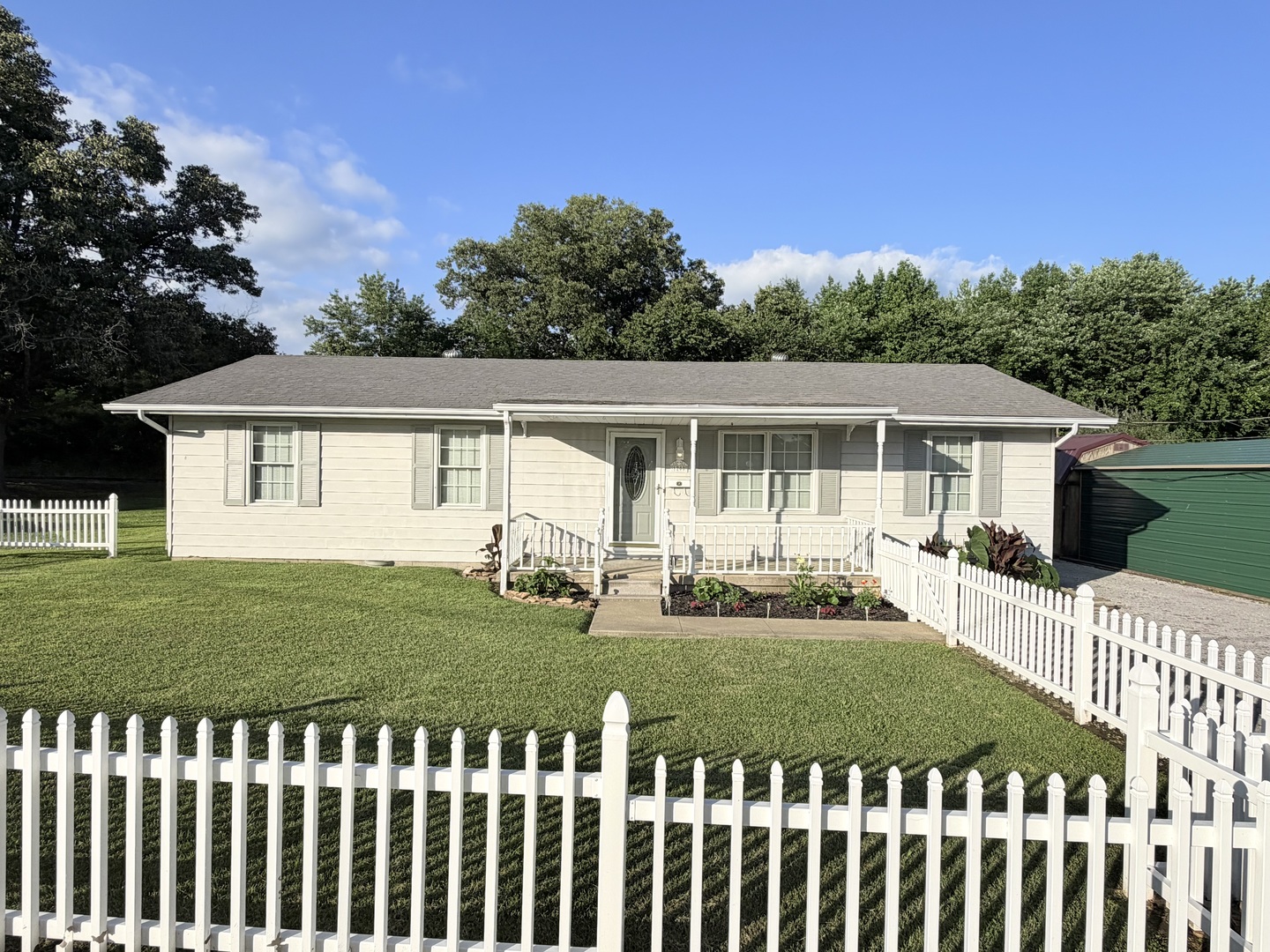 Homes for sale in Eldorado, IL | 1200 Academy St, Eldorado, IL 62930 | MLS# 12664497