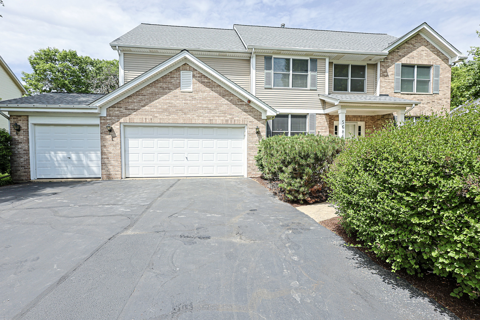 Homes for sale in Hoffman Estates, IL | 5686 Angouleme Ln, Hoffman Estates, IL 60192 | MLS# 12664902