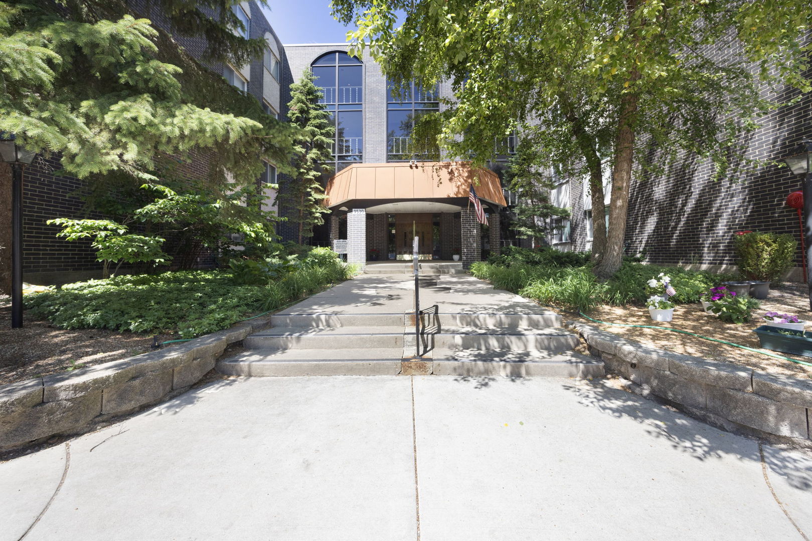 Homes for sale in Skokie, IL | 9530 Lamon Ave #401, Skokie, IL 60077 | MLS# 12665822