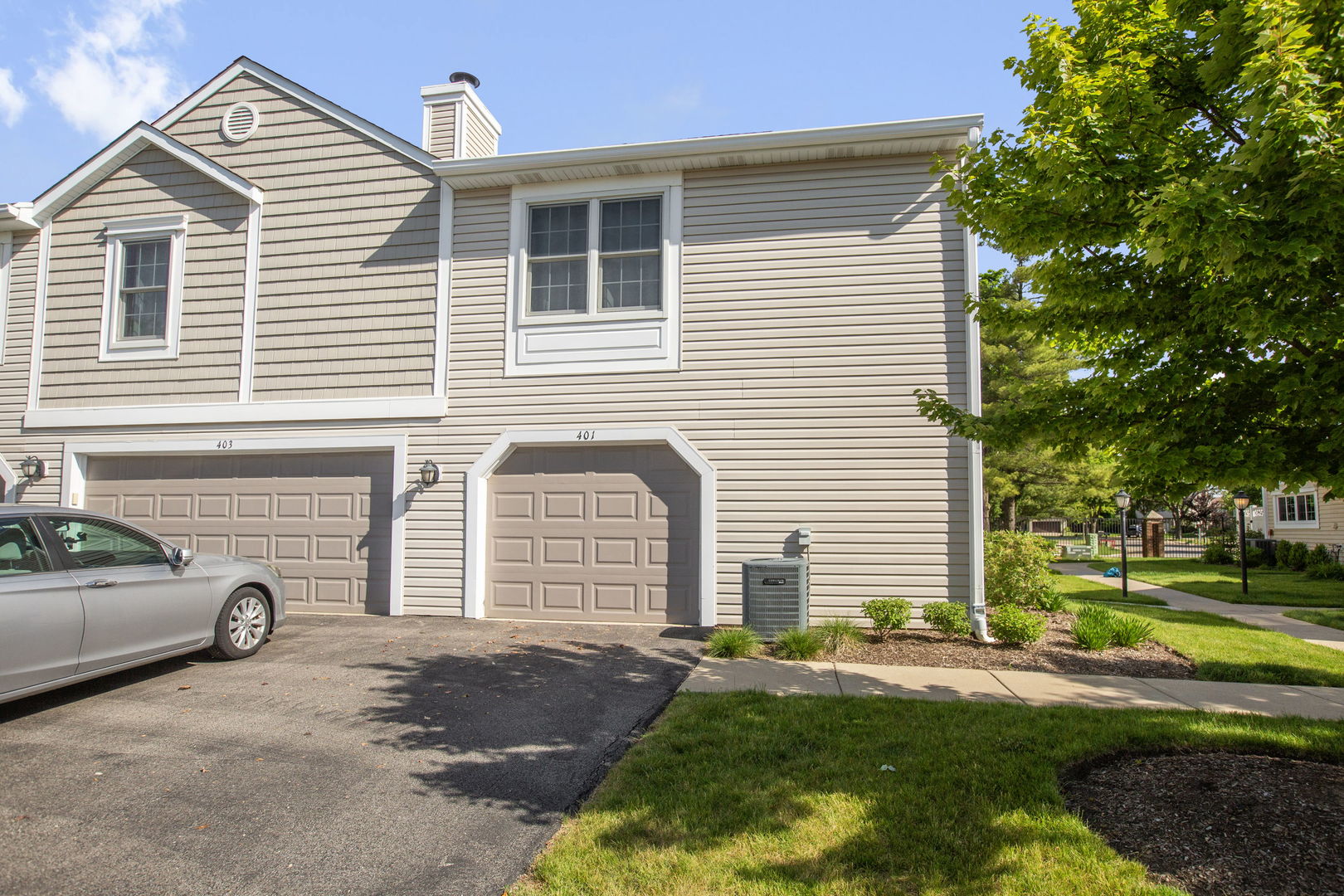 Homes for sale in Buffalo Grove, IL | 401 Le Parc Cir, Buffalo Grove, IL 60089 | MLS# 12665917