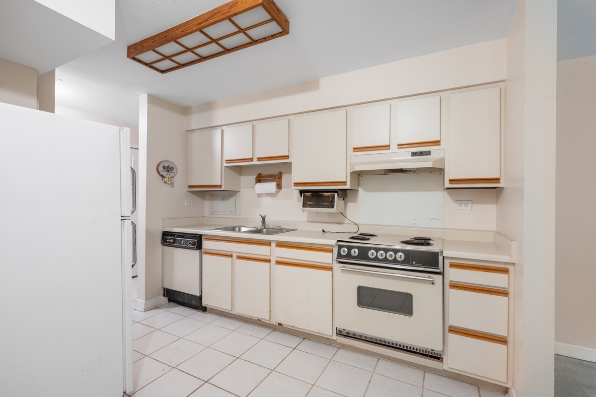 Homes for sale in Arlington Heights, IL | 1605 E Central Rd, Arlington Heights, IL 60005