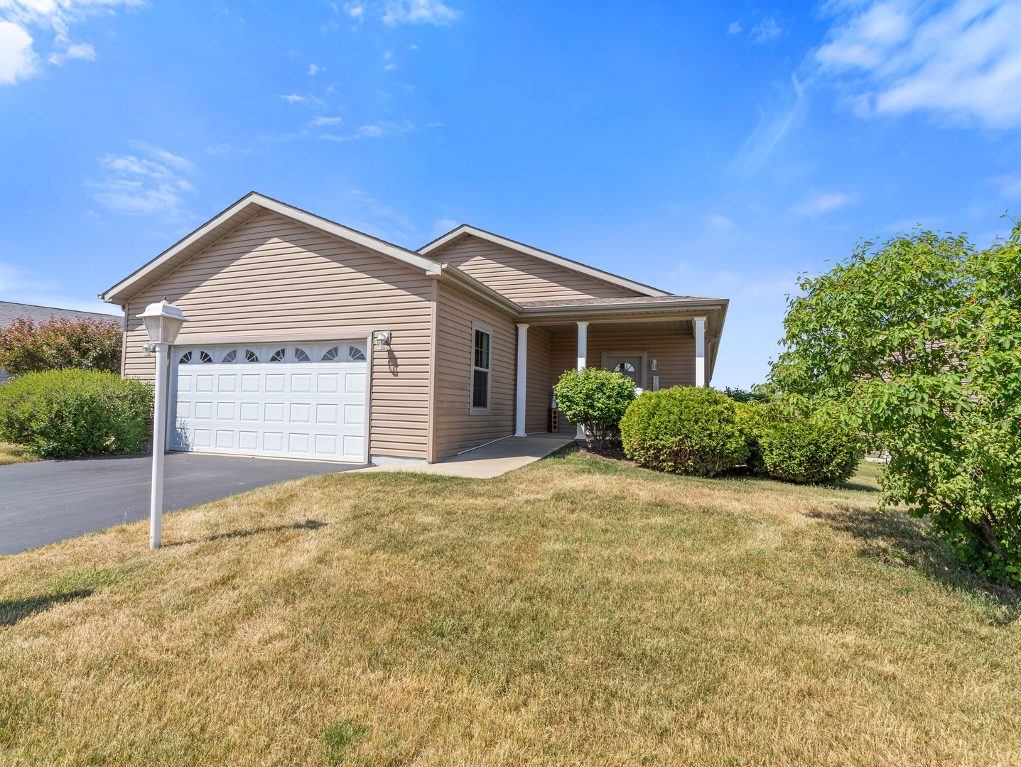 Homes for sale in Grayslake, IL | 1532 Meadow View Ln, Grayslake, IL 60030 | MLS# 12665993
