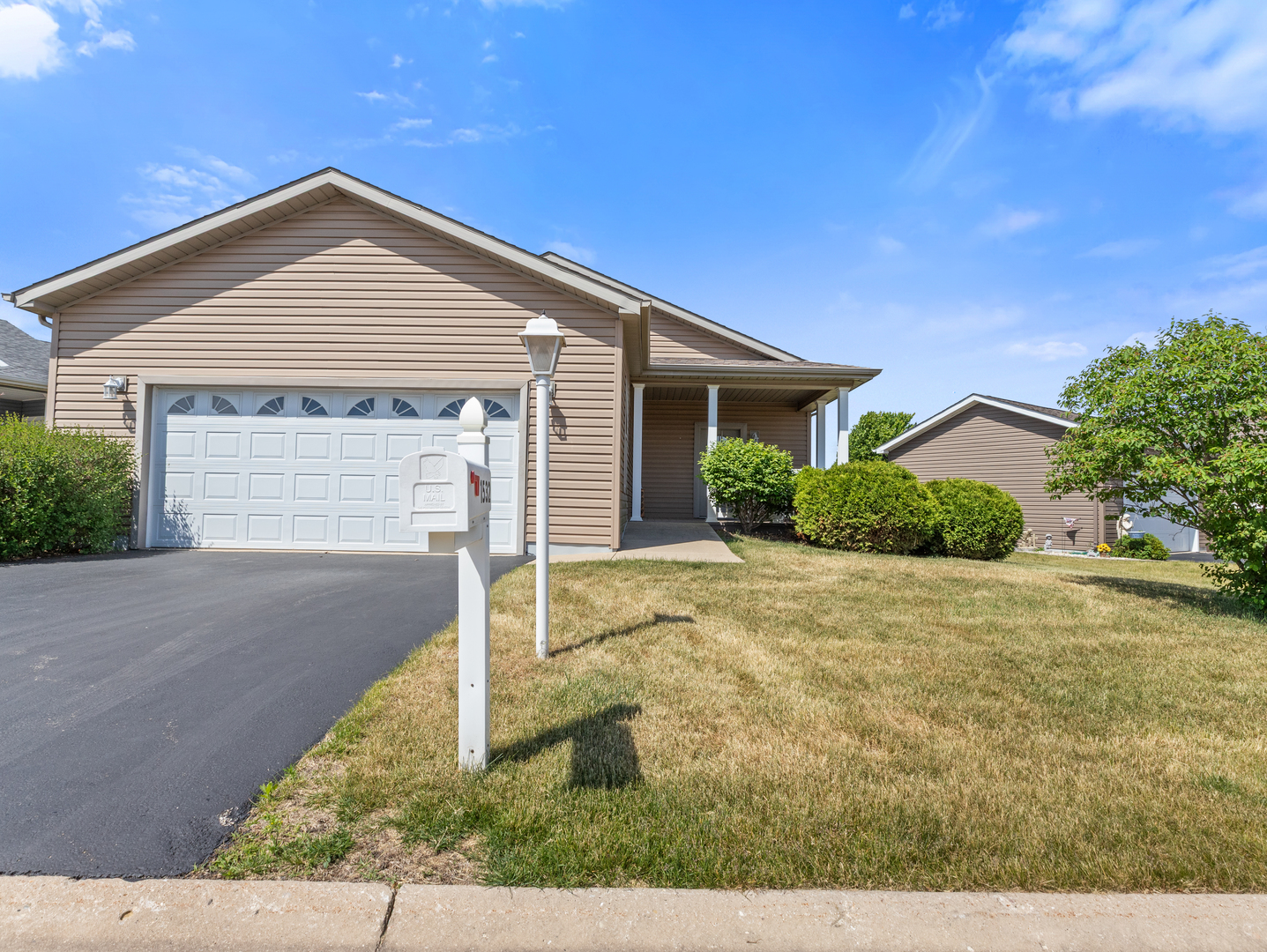 Homes for sale in Grayslake, IL | 1532 Meadow View Ln, Grayslake, IL 60030 | MLS# 12665993