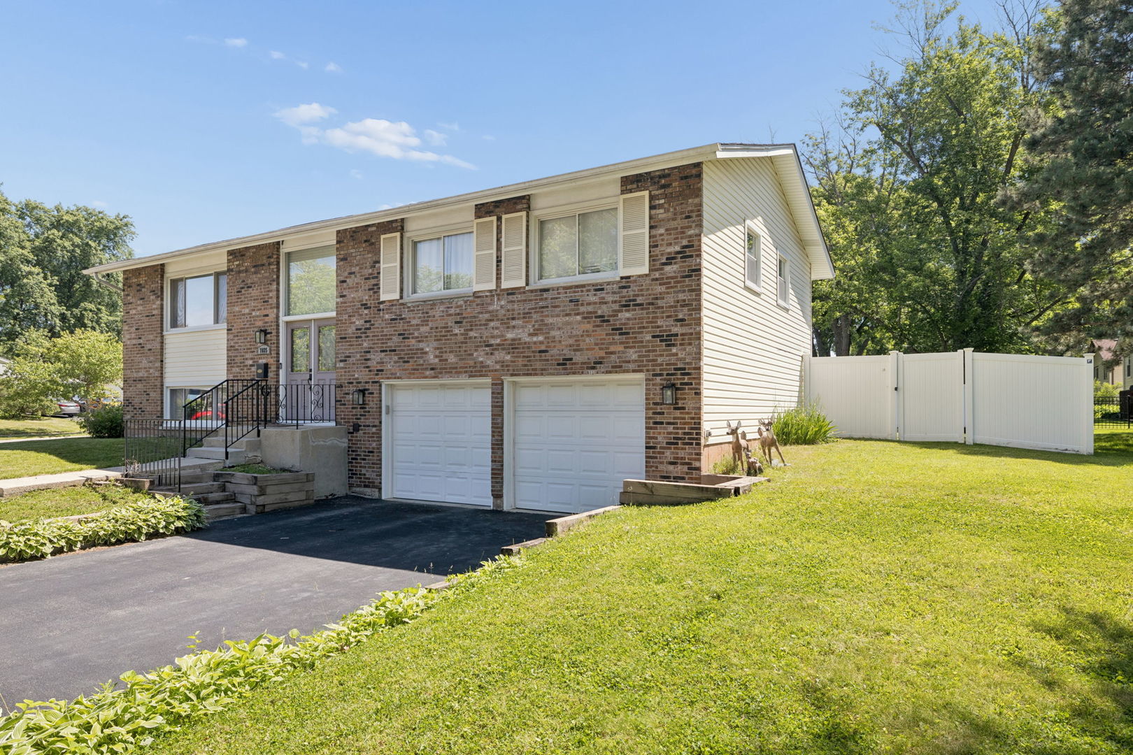 Homes for sale in Woodridge, IL | 7025 Roberts Dr, Woodridge, IL 60517 | MLS# 12666475