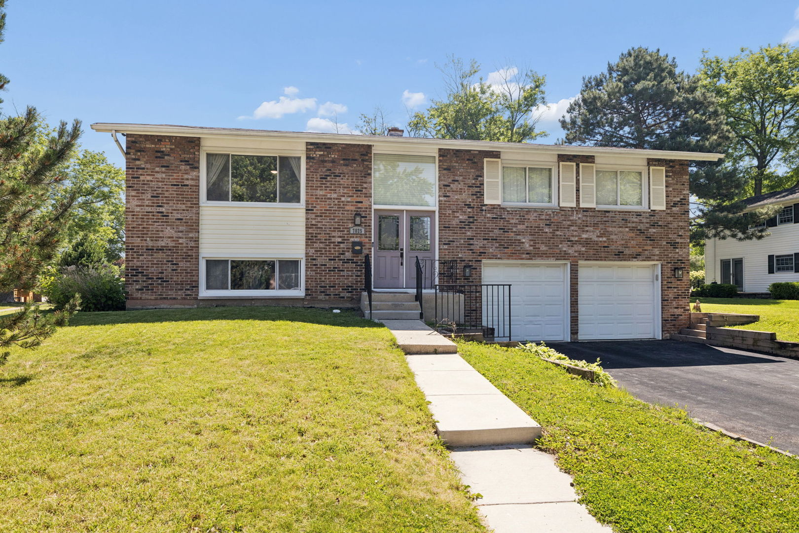 Homes for sale in Woodridge, IL | 7025 Roberts Dr, Woodridge, IL 60517 | MLS# 12666475