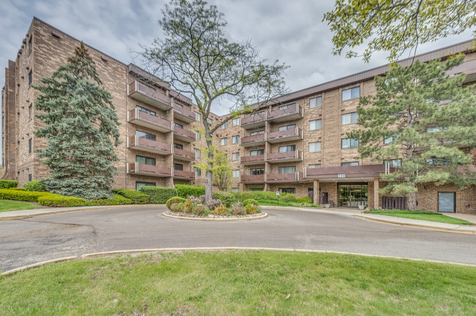 Homes for sale in Elk Grove Village, IL | 720 Wellington Ave #307, Elk Grove Village, IL 60007 | MLS# 12666997