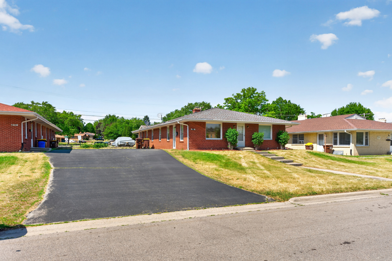 Homes for sale in Rockford, IL | 2611 Canterbury Ln, Rockford, IL 61101 | MLS# 12667055