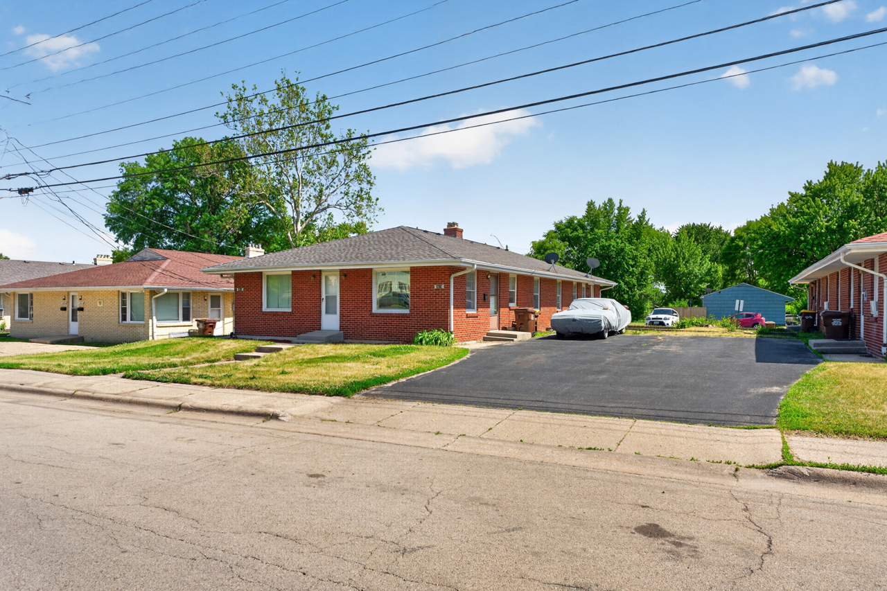 Homes for sale in Rockford, IL | 2611 Canterbury Ln, Rockford, IL 61101 | MLS# 12667055