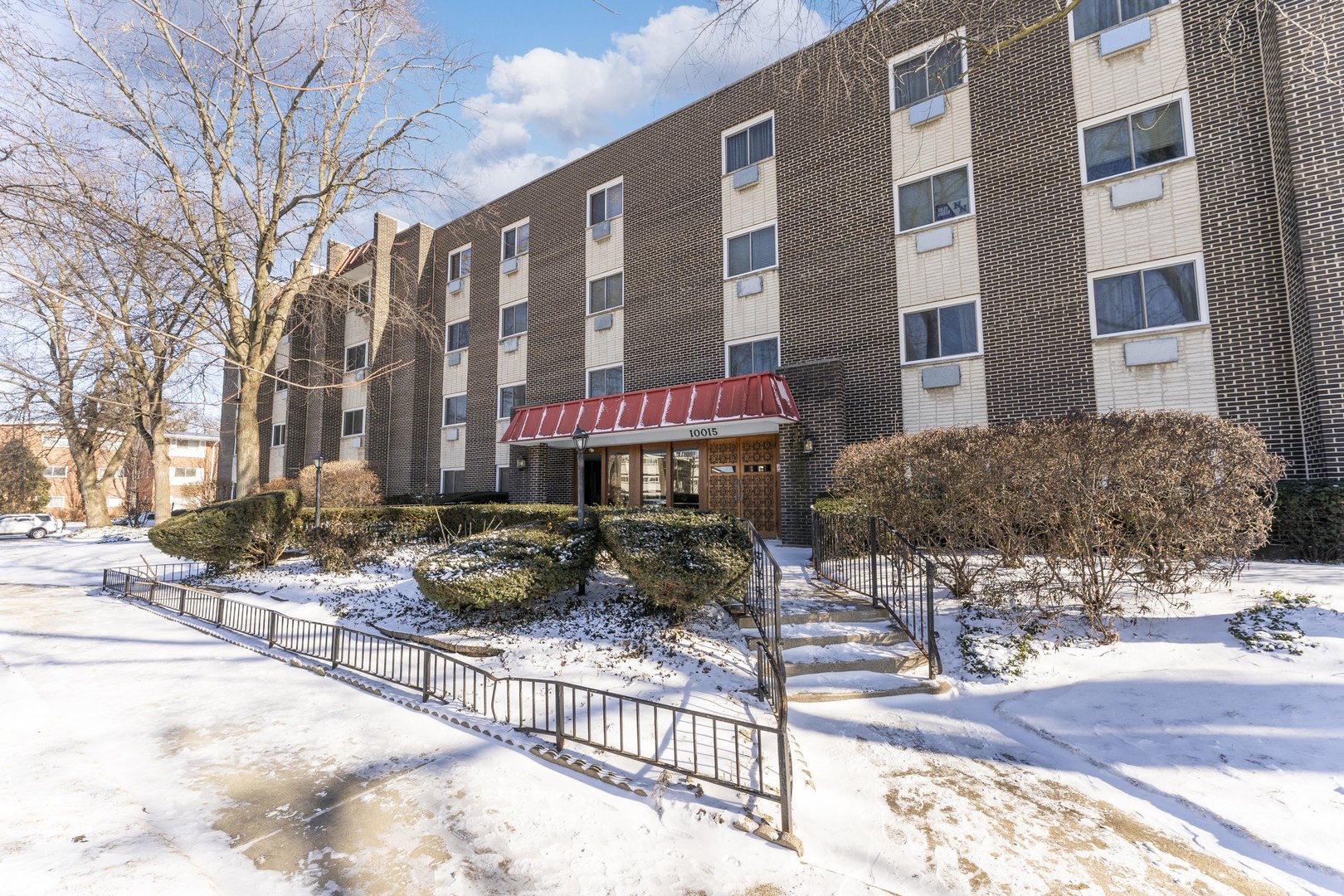Homes for sale in Skokie, IL | 10015 Beverly Dr #404, Skokie, IL 60076 | MLS# 12667362