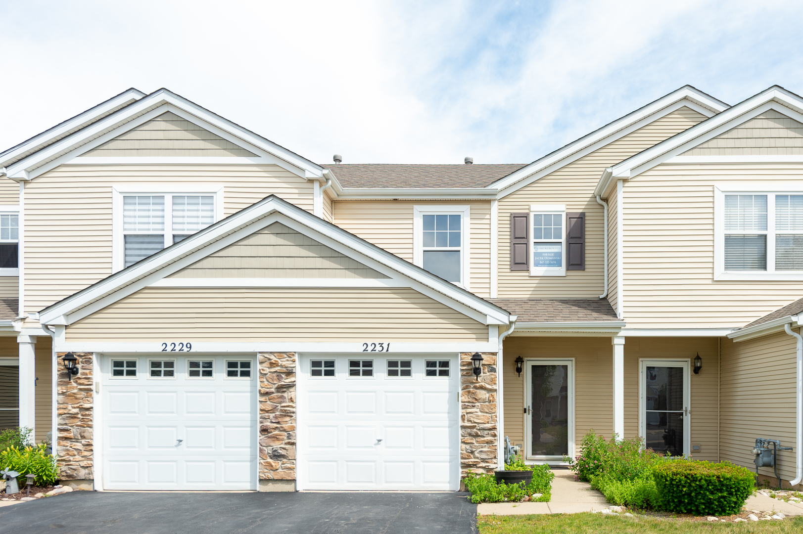 Homes for sale in Carpentersville, IL | 2231 Flagstone Ln, Carpentersville, IL 60110 | MLS# 12667950