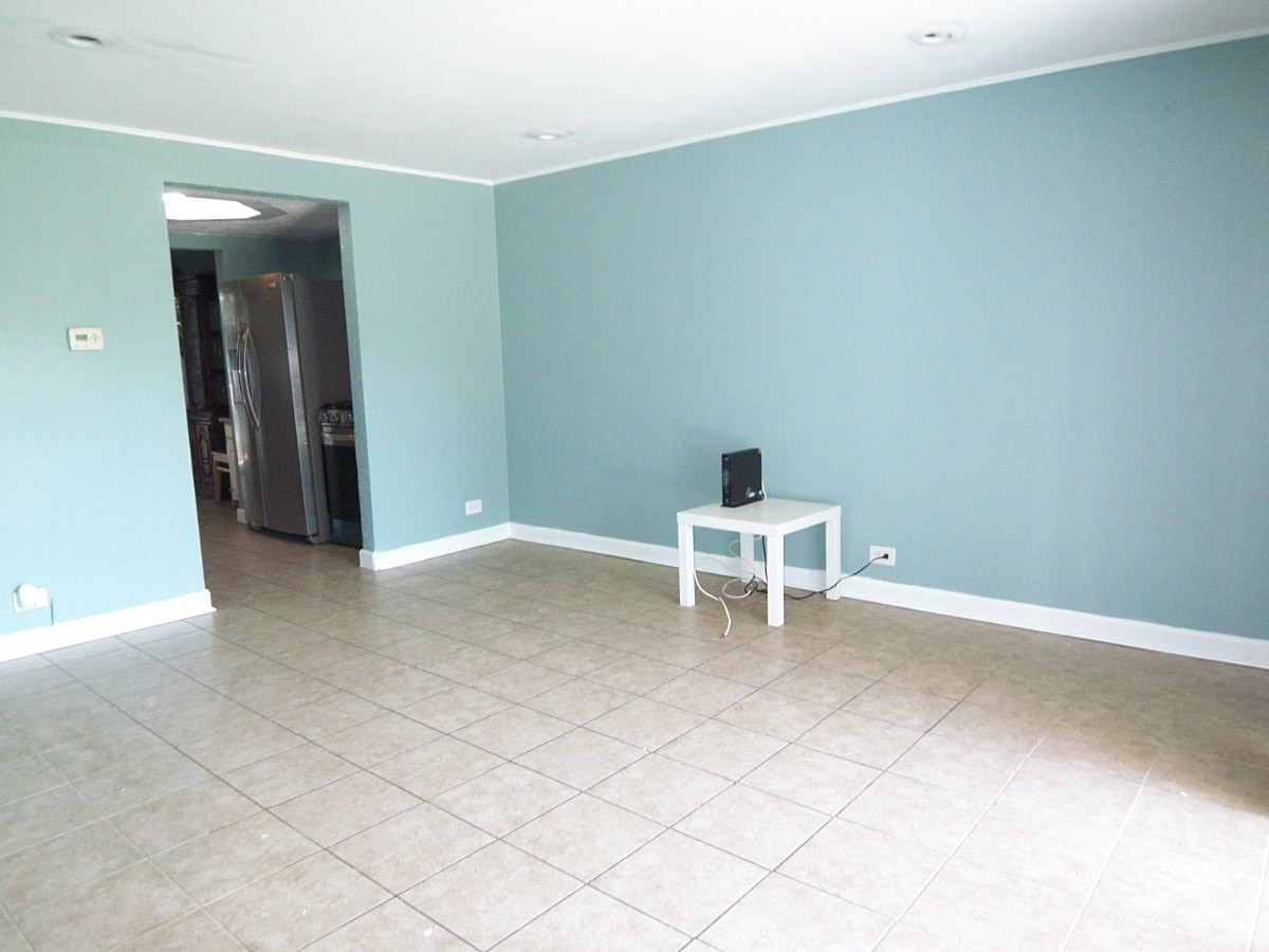 3rd image of 2020 Berkshire Cir #H, Carpentersville, IL 60110 | MLS# 12667964