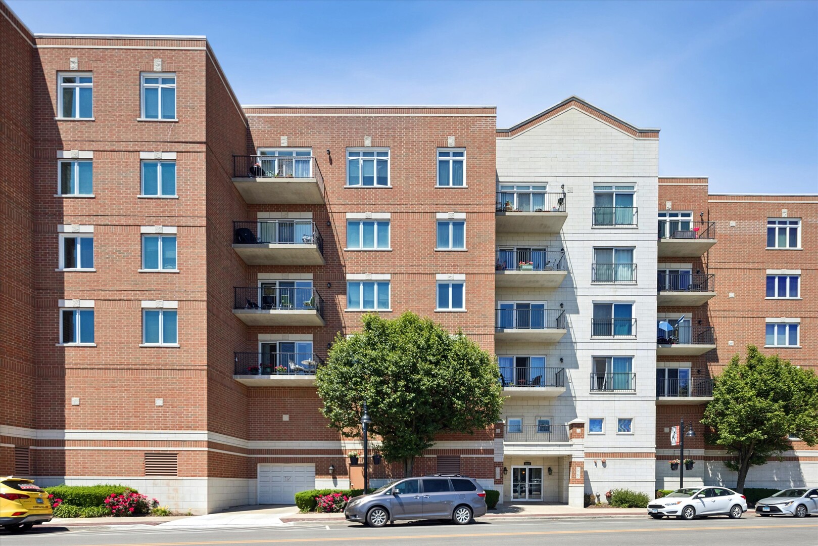 Homes for sale in Brookfield, IL | 8822 Brookfield Ave #405, Brookfield, IL 60513 | MLS# 12668035