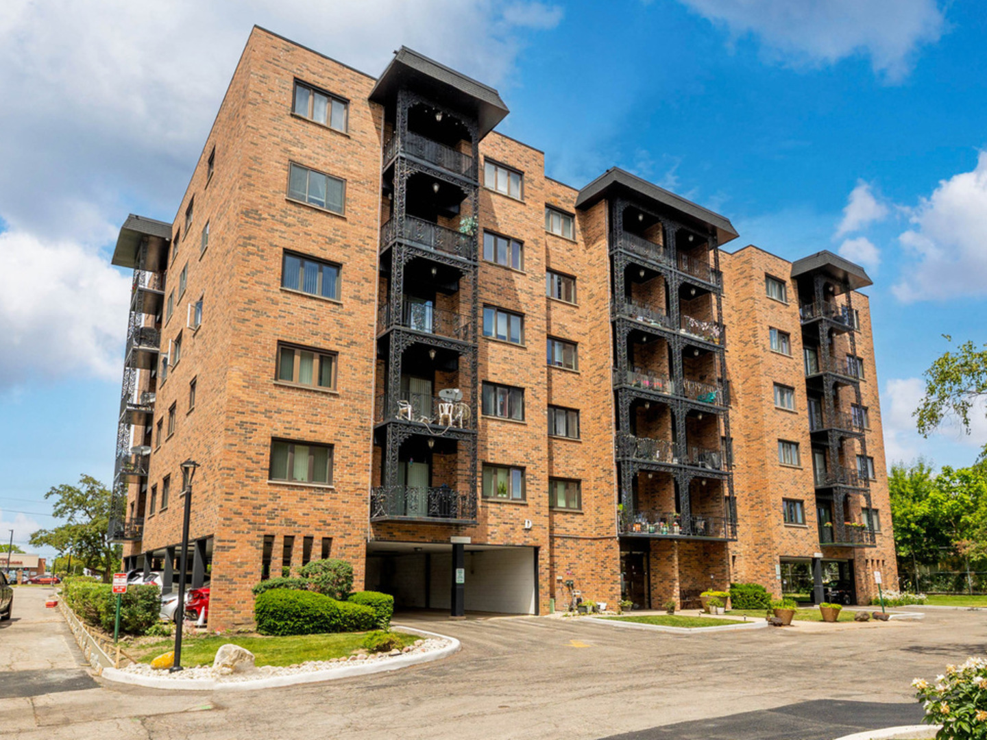 Homes for sale in Des Plaines, IL | 9332 Landings Ln #203D, Des Plaines, IL 60016 | MLS# 12668775