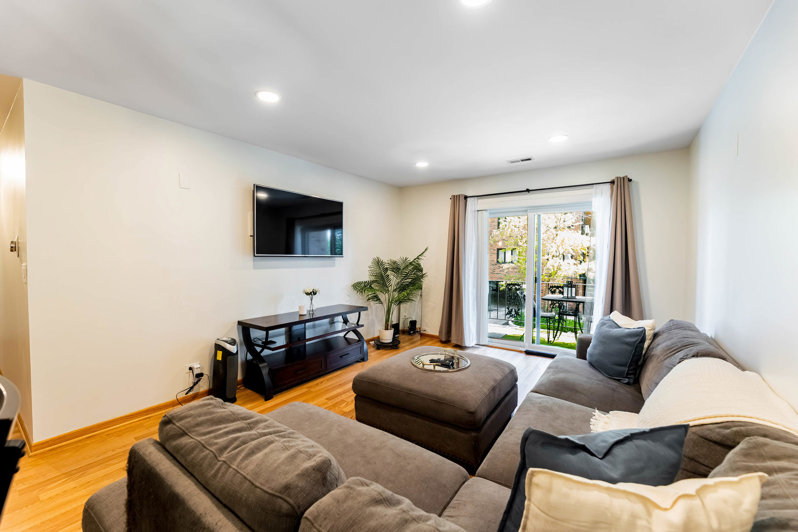 Homes for sale in Des Plaines, IL | 9332 Landings Ln #203D, Des Plaines, IL 60016 | MLS# 12668775