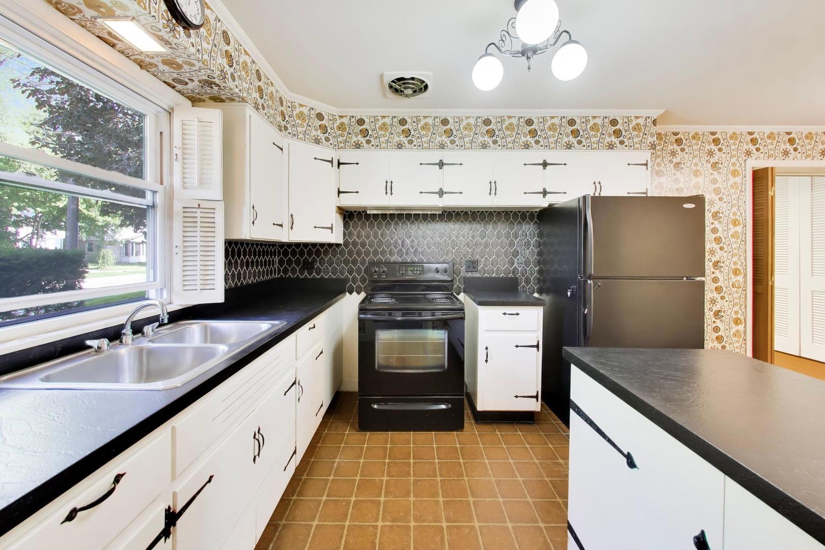Homes for sale in Skokie, IL | 8631 E Prairie Rd, Skokie, IL 60076 | MLS# 12668864