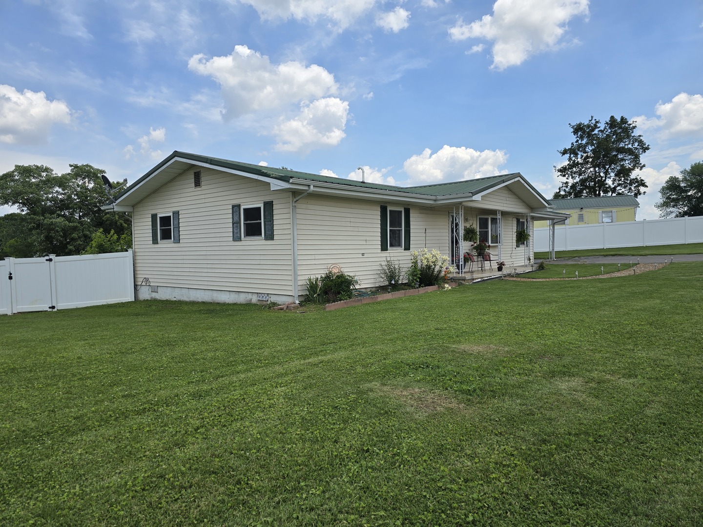 Homes for sale in Shawneetown, IL | 318 Lift St, Shawneetown, IL 62984 | MLS# 12669085