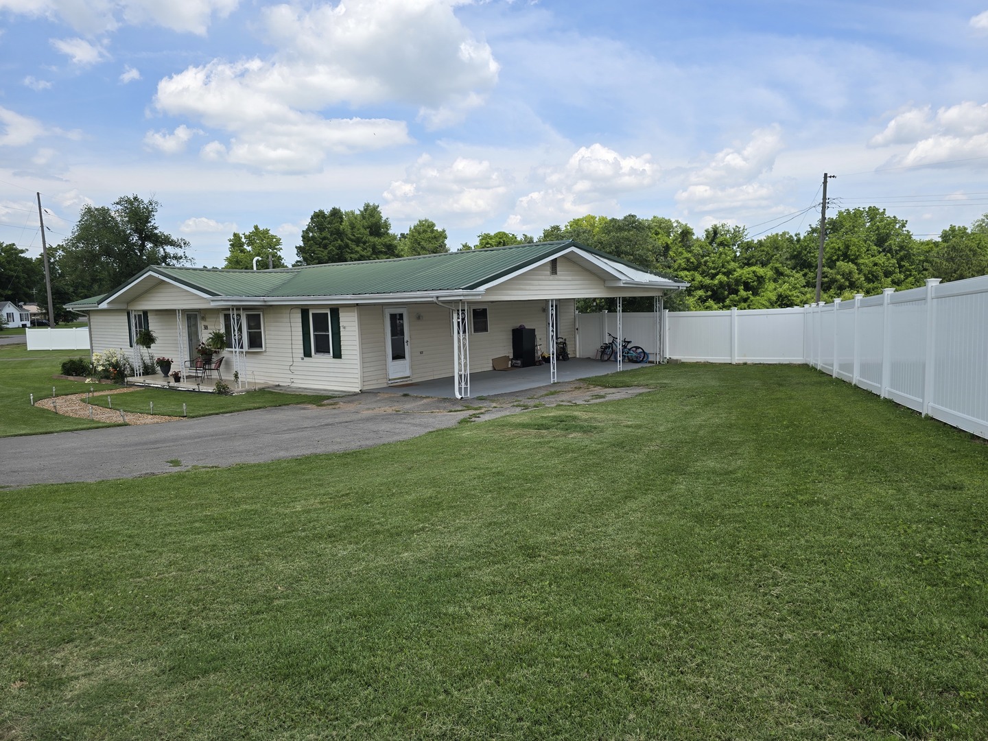 Homes for sale in Shawneetown, IL | 318 Lift St, Shawneetown, IL 62984 | MLS# 12669085