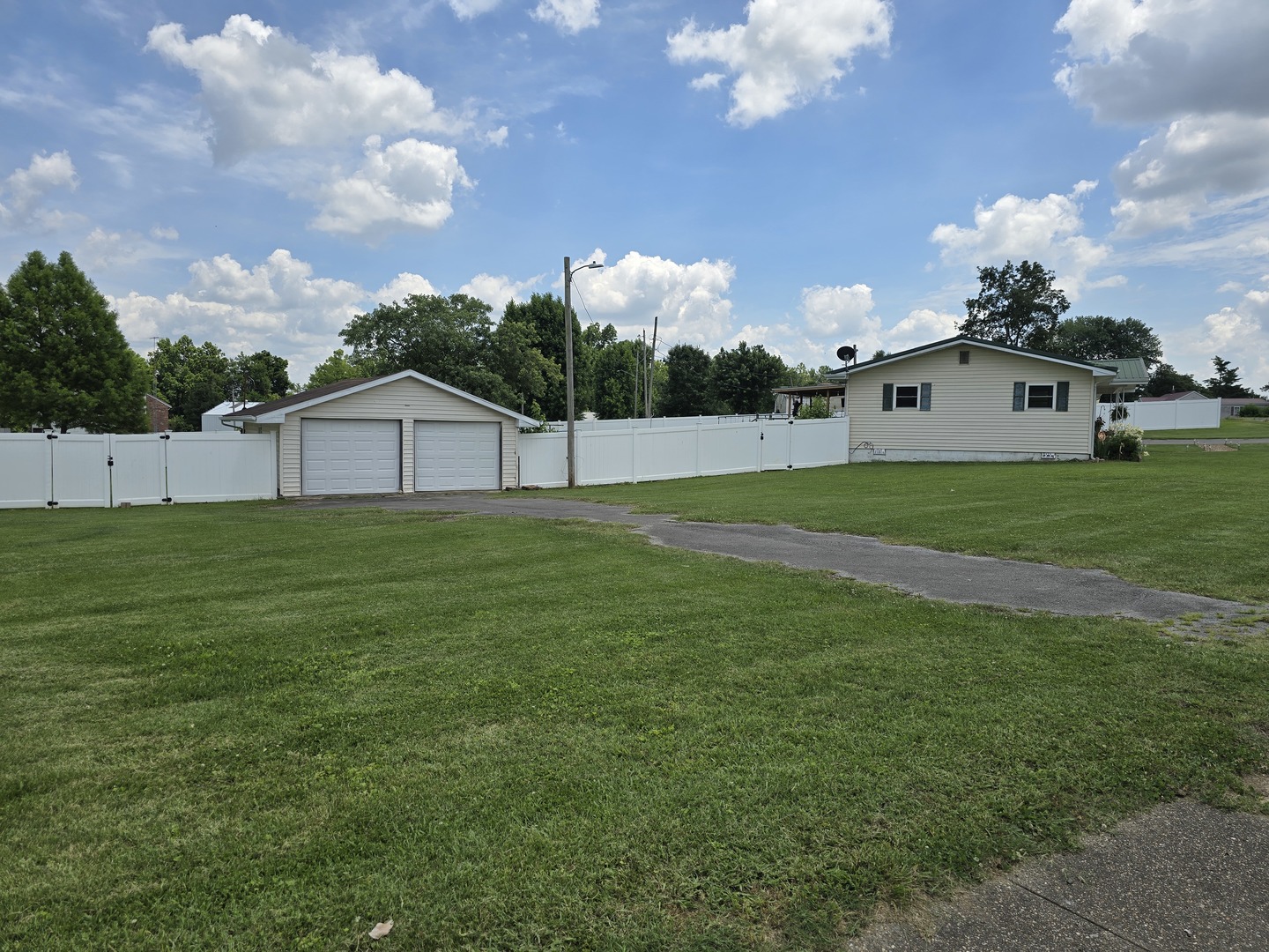 Homes for sale in Shawneetown, IL | 318 Lift St, Shawneetown, IL 62984 | MLS# 12669085