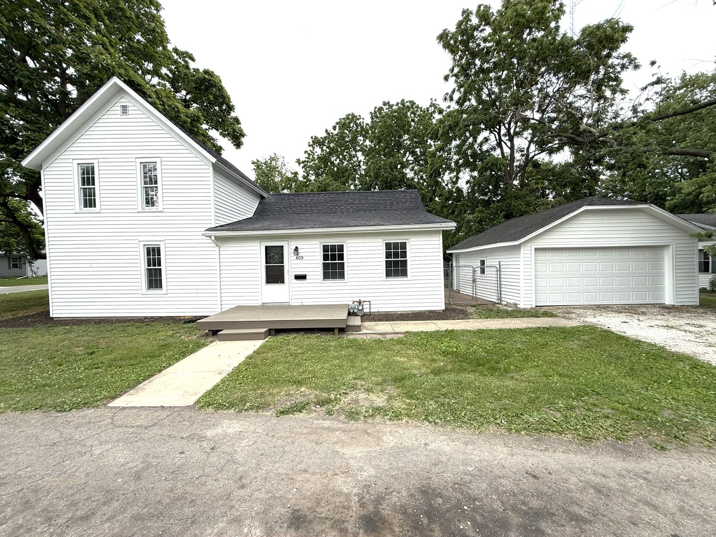 Homes for sale in Paxton, IL | 409 E Chestnut St, Paxton, IL 60957 | MLS# 12669416