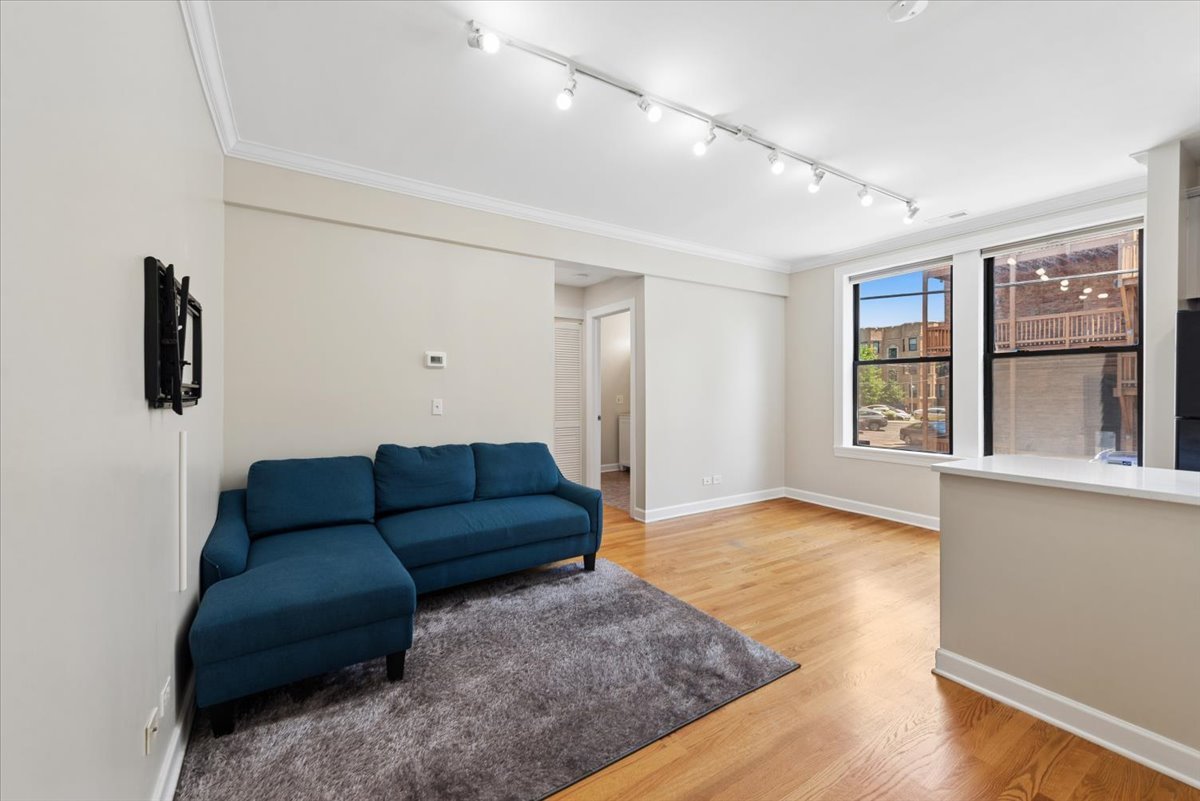 3rd image of 741 W Cornelia Ave #N1, Chicago, IL 60657 | MLS# 12669899