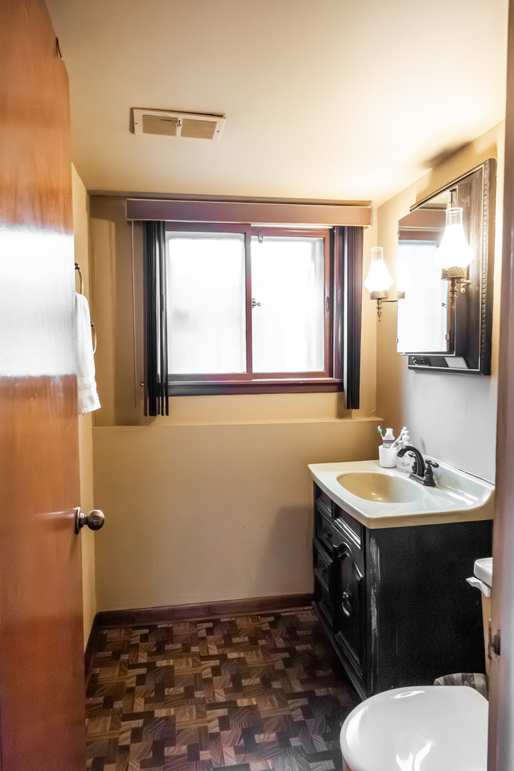 17th image of 400 S Mount Prospect Rd, Mount Prospect, IL 60056 | MLS# 12671170